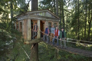 Pete Nelson and his team of workers on 'Treehouse Masters' — Photo courtesy of Animal Planet