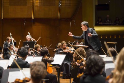 This image depicts Alan Gilbert conducting the New York Philharmonic with Lisa Batiashivili as soloist at Avery Fisher Hall in 2014. Photo courtesy of Chris Lee.